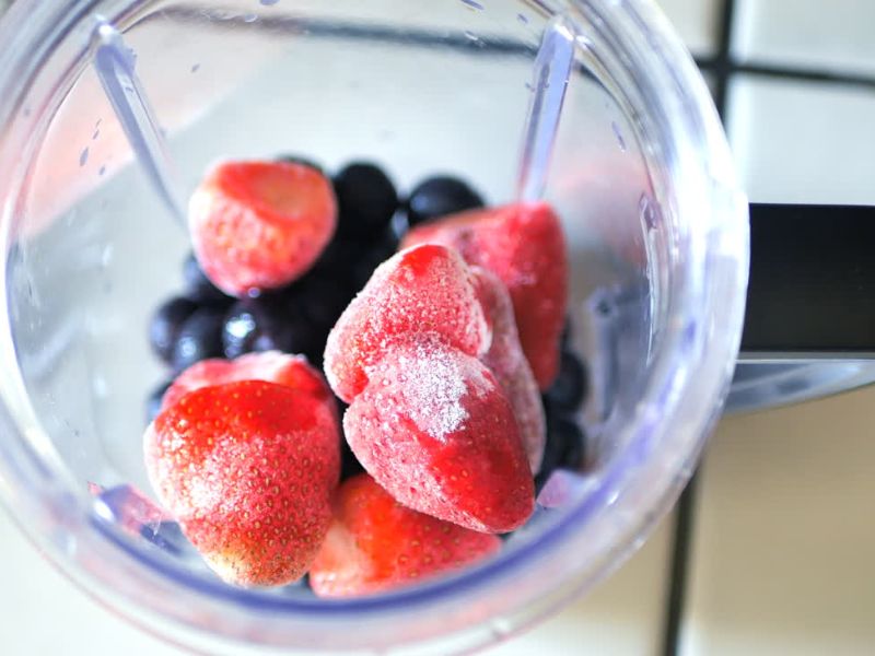 zamrznute jagode i borovnice u blenderu