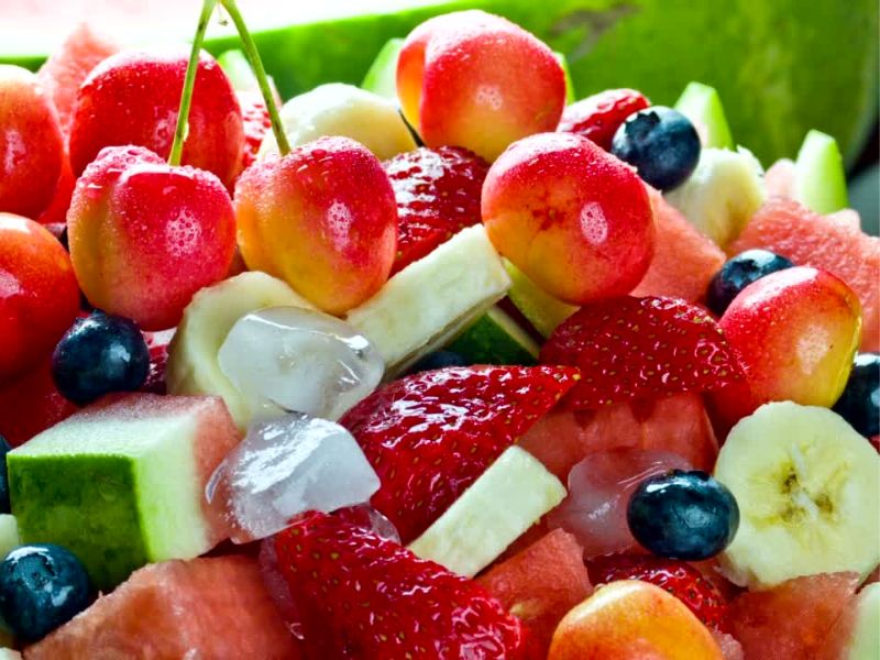 sveže voće, jagoda, trešnja, lubenica, borovnica, banana sa par kockica leda pored